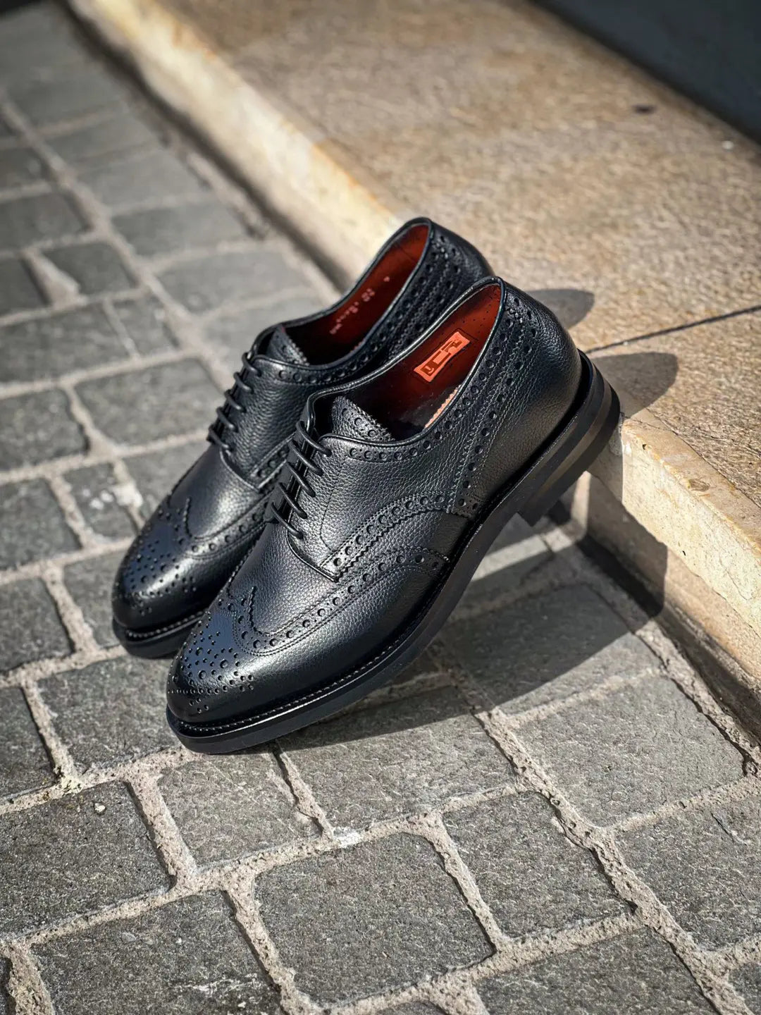 Santoni Black Brogue Oxford in Scotch grain leather, view 4