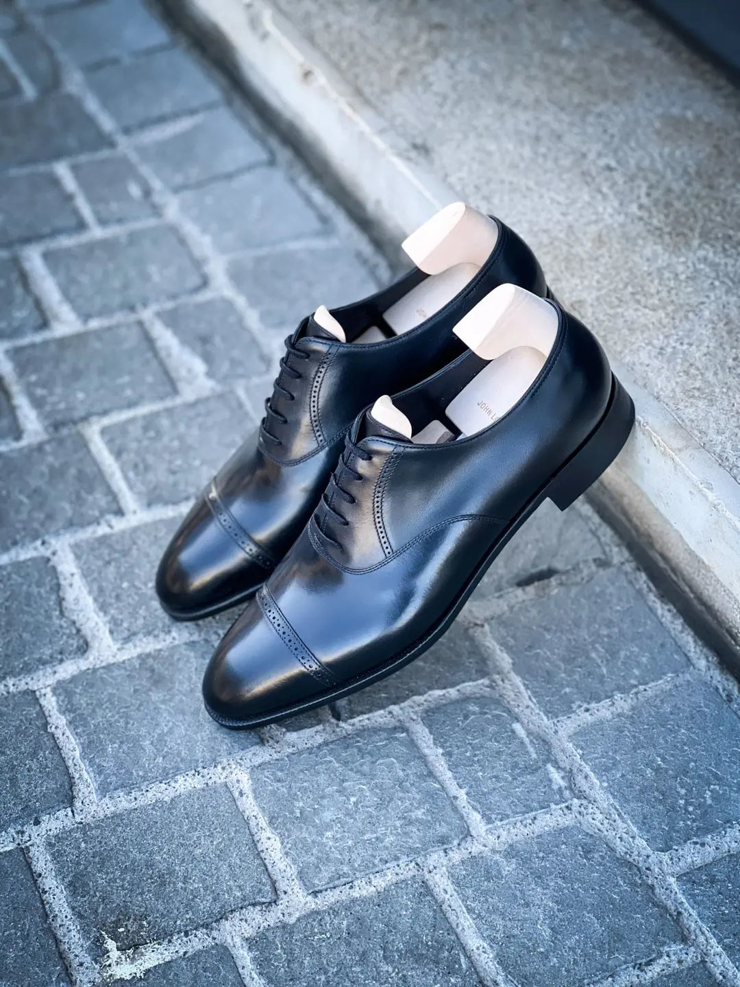 John Lobb Philip II Black Shoe in calf leather, view 4