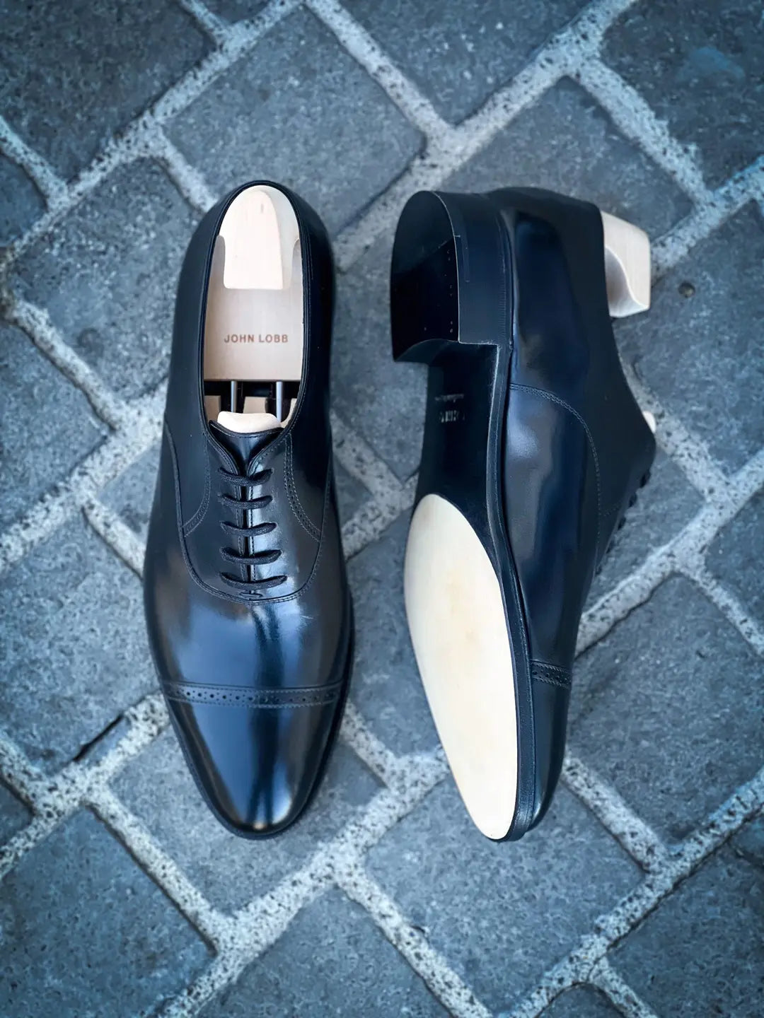 John Lobb Philip II Black Shoe in calf leather, view 2