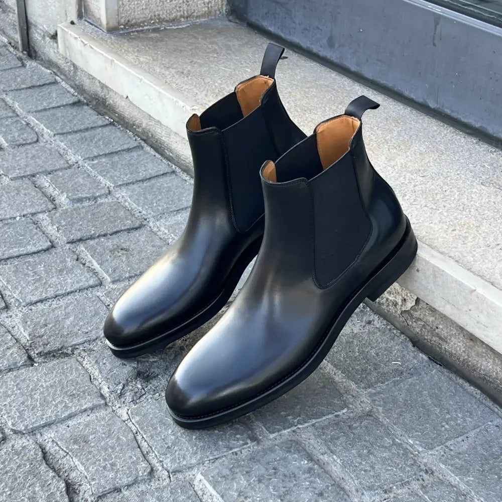 Magnanni Chelsea Boot Black in calf leather, view 2