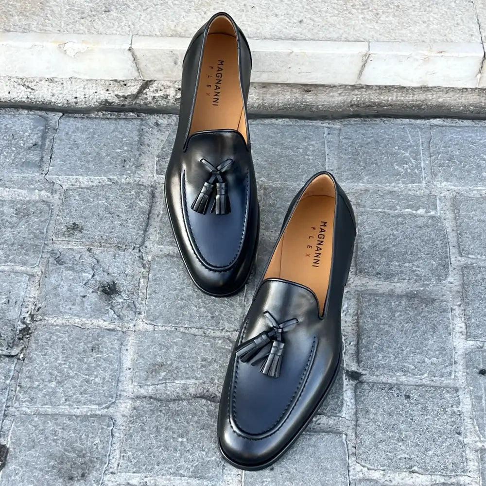 Magnanni Tassel Loafer Black Leather, view 4