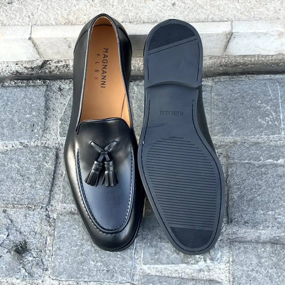 Magnanni Tassel Loafer Black Leather, view 5
