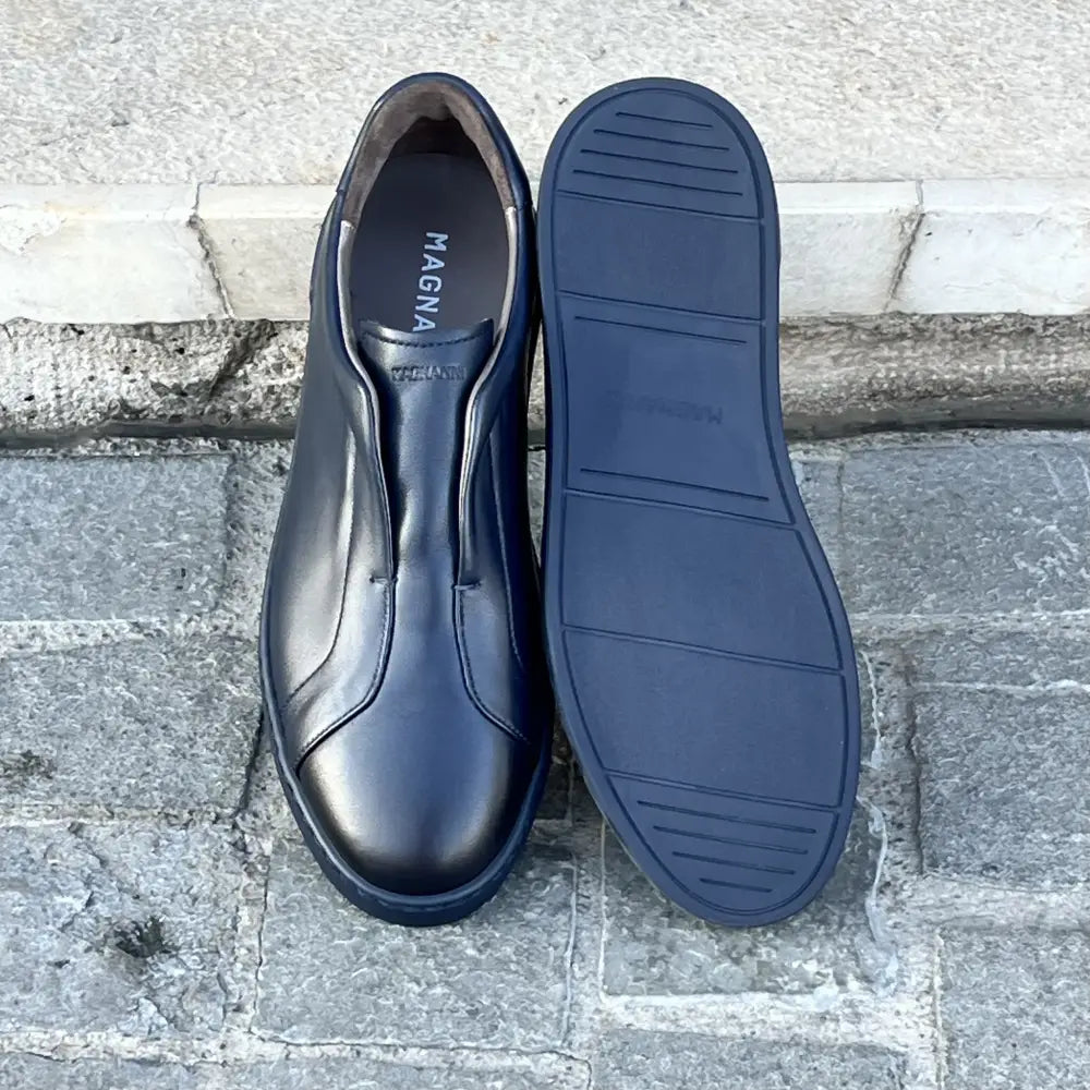 Magnanni Slip On Sneaker Navy in calf leather, view 3