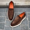 Santoni Slip On Mocassin Imprimé Croco Daim Marron Foncé – Image 3