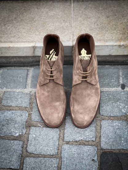 Crockett & Jones Chukka 4 Daim Taupe – Image 5