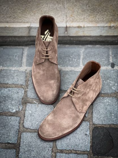Crockett & Jones Chukka 4 Daim Taupe – Image 3
