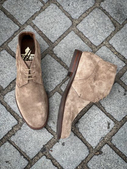 Crockett & Jones Chukka 4 Daim Taupe – Image 2