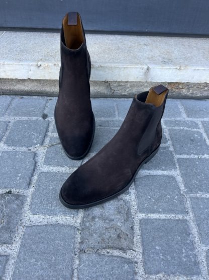 Bottine Chelsea en veau velours marron foncé – Image 3